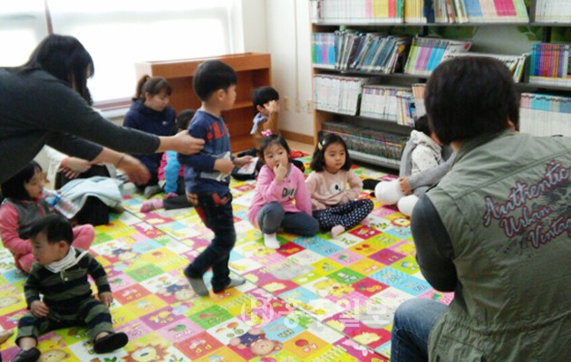 홍성도서관(관장 정선경)은 지난 28일부터 매주 토요일 유아와 학부모를 대상으로 동화 구연 및 독후활동이 이뤄지는 도서관 자체 프로그램인 토.이.방 운영에 들어갔다.