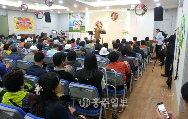 홍성성결교회(담임목사 김형배)는 지난 28일 관내 거주 장애인 140여 명을 초청해 노래, 공연 등과 중식을 제공하는 위안잔치를 실시했다.