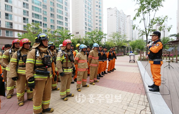 홍성소방서(서장 손정호)는 지난 28일 내포신도시 롯데캐슬 아파트에서 소방공무원 및 관계자 40여 명이 참여한 가운데 합동소방훈련을 실시했다.