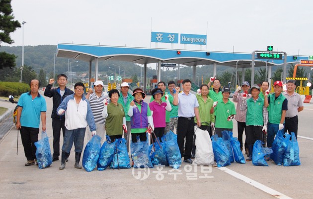 갈산면 새마을지도자회는 본격적인 행락철을 맞아 지역을 찾는 관광객들에게 깨끗한 홍성의 이미지를 심어주기 위해 서해안고속도로 홍성나들목 주변에서 국토대청결운동을 전개했다.