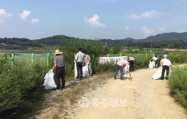 한국농어촌공사 홍성지사(지사장 김희중)는 지난달 31일 홍동저수지에서 지사 직원 및 수리시설관리원 등 20여 명이 참여한 가운데 ‘내 고향 물 살리기 운동 환경정화 행사’를 실시했다.