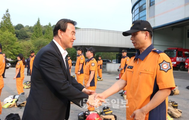 홍문표 국회의원(홍성·예산, 새누리당 제1사무부총장)이 지난 1일 홍성소방서(서장 김근제)를 방문해 소방공무원 및 의용소방대원의 노고를 격려했다.