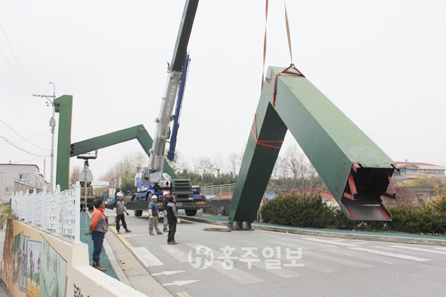 1951년 개교 후 60여 년간 2만2000여 명이 넘는 졸업생을 배출하며 충남 서부지역의 명실상부한 명문고교로서의 역사와 전통을 자랑하는 홍성고등학교의 이전이 본격화됐다. 지난 24일 철거된 홍성고등학교 정문은 내년 3월 내포신도시에서 새롭게 개교하는 홍성고 정문으로 다시 자리를 잡을 계획이다.