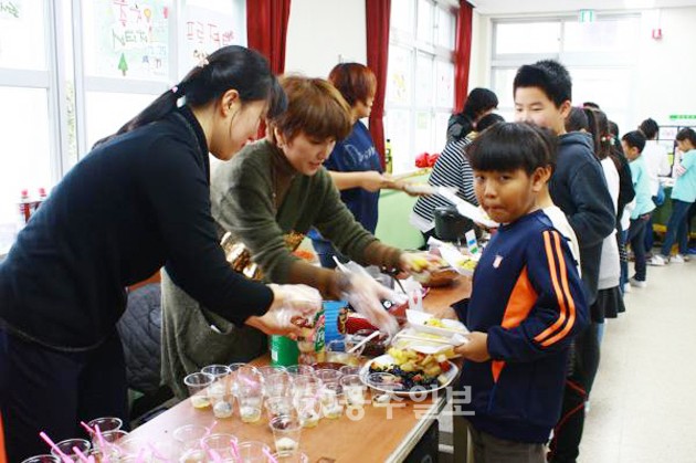 배양초등학교(교장 장경순)는 지난 24일 다목적강당에서 다문화교육 차원에서 학생과 학부모가 함께하는 베트남, 일본, 필리핀 등 이국 음식 만들고 맛보는 글로벌푸드페스티벌을 개최했다.