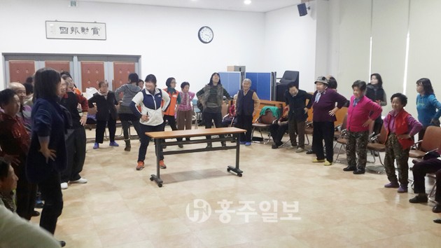 홍성보훈지청(지청장 정현종)은 지난 25일 지청3층 강당에서 보훈가족 40여명을 대상으로 치매 예방교실을 운영했다.