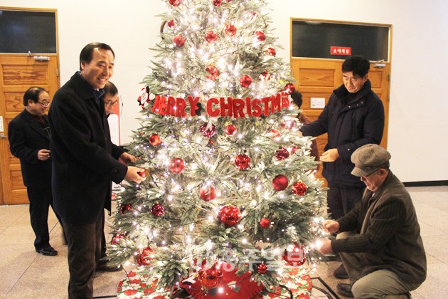 홍성에도 성탄절과 연말, 다가오는 새해를 준비하는 손길들이 분주하다. 2016년 새해와 성탄절을 한 달 앞둔 지난 2일 홍성장로교회(담임목사 양정국)에서 성도들이 함께 트리를 장식하면서 환하게 웃고 있다.