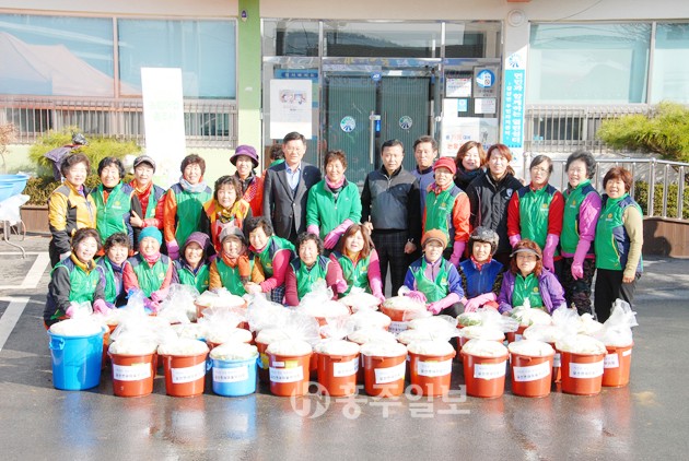 지난 1일 갈산면새마을부녀회(회장 김금선)회원 30여명은 동치미 3톤을 담가 어려운 이웃 100여 가구에 전달했다.