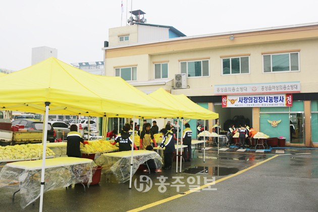 홍성소방서(서장 김근제)는 홍성읍 남ㆍ여의용소방대와 지난달 29일 ‘사랑의119 김장나눔행사’를 개최해 관내 독거노인 및 불우이웃 90여 세대에게 3000포기의 김장김치를 전달했다.