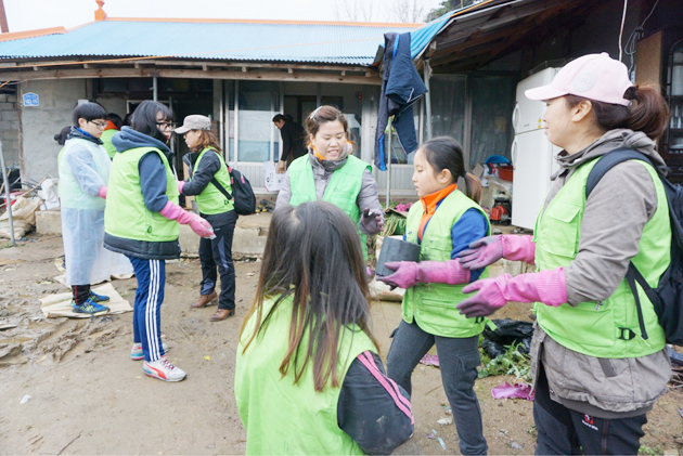 홍성군건강가정지원센터(센터장 김인숙)는 지난 5일 ‘보듬손길’ 모두가족봉사단 52명과 함께 독거어르신 및 저소득 7가정이 따뜻한 겨울을 보낼 수 있게 연탄 2160장을 전달했다.