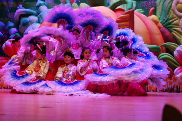 내포유치원(원장 지경옥)은 지난 2일에 홍주문화회관에서 원아, 학부모, 교직원 등과 함께 제1회 내포유치원 학습발표회를 가졌다.