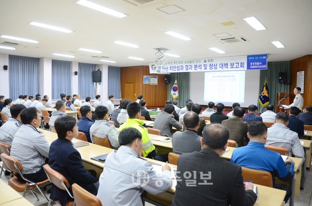 홍성경찰서(서장 구재성)는 지난 14일 대회의실에서 서장을 비롯한 과·계장, 지구대·파출소장 등 전 직원이 참석한 가운데 2015년 치안성과 전략회의를 개최했다.