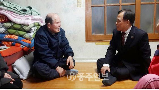 홍성보훈지청(지청장 정현종)은 지난 15일 보훈가족에 대한 동절기 특별위문을 실시했다. 이날 복지담당 직원들과 함께 보훈가족을 방문한 정현종 홍성보훈지청장은 내복, 두유, 김 등을 전달했다.