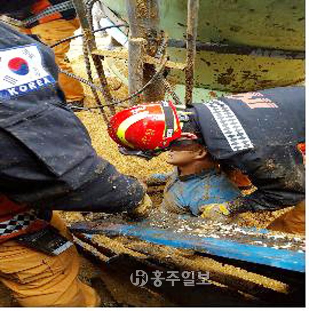 홍성소방서는 지난 15일 예산군 광시면 소재 농장에서 쓰러진 사료탱크에 매몰된 박모씨(59·남)를 절단장비를 이용해 구조 후 병원에 이송했다.