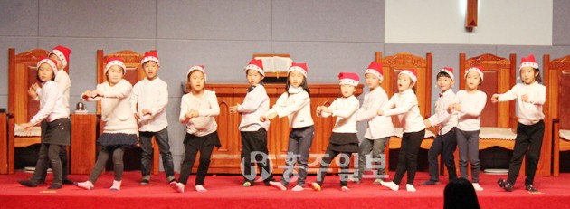 성탄절(25일)이 하루 앞으로 다가왔다. 관내에서도 성탄절을 기념하기 위한 행사가 곳곳에서 열렸다. 지난 23일 홍성장
 로교회(담임목사 양정국) 유치부 어린이들이 준비한 율동을 선보이며 다가오는 성탄절의 기쁨을 함께 나누고 있다.