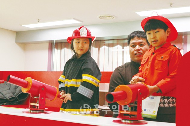 충청남도유아교육진흥원(원장 장진옥)은 지난 19일 ‘2015 아름다운동행! 가족체험의 날’을 개최하여 함께 소통하고 화합하는 체험활동을 진행했다.