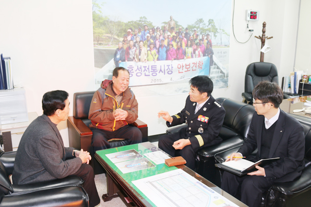 홍성소방서  김근제 서장은 지난달 24일 연말연시를 맞아 관내 재래시장을 방문하여 시장 내 화재위험요소와 소방시설에 대해 현장 지도방문을 실시했다.