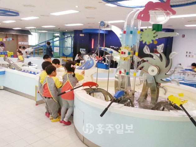 충남유아교육진흥원(원장 장진옥)은 지난달 24일 2015년 한 해 동안 국·공·사립유치원 및 어린이집 768개원 3만2722명의 유아들이 유아진흥원의 체험활동에 참여했다고 밝혔다.