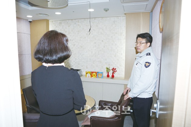 장향진 충남경찰청장은 지난 5일 천안에 위치한 충남해바라기센터(성폭력피해자통합지원센터)를 방문해 성폭력 및 아동학대, 가정폭력 등의 피해자 수사 및 상담, 의료를 지원했다.