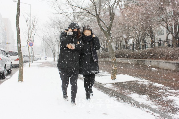 갑작스레 찾아온 한파에 주민들은 외투를 꽁꽁 싸매고 손을 호호 불며 외출에 나섰다. 영하 5도, 적설량 4.5cm를 기록한 지난 13일 법원 앞길을 지나고 있는 주민들의 모습.