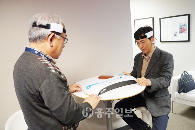 안희정 충남도지사가 라스베가스에서 열린 세계 최대 규모의 가전 박람회인 ‘CES(Consumer Electronics Show) 2016’ 콘퍼런스에 참가한 가운데 세계 최고 기업들의 혁신적인 기술·제품을 살폈다.