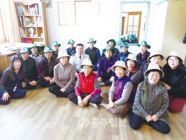 홍성경찰서(서장 구재성)는 지난 18일부터 경로당 등 20개소를 방문하며 관내 65세 이상 노인을 대상으로 교통사고 예방을 위한 순회 교육을 실시하고 있다.