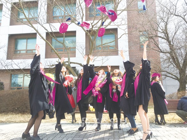 청운대학교(총장 이상렬)는 지난 17일 신애관에서 2015학년도 학위수여식을 개최했다. 이날 학위수여식에서는 석사 37명, 학사 1432명 등 1469명에 대한 학위가 수여됐다. 식품영양학과 최은정 학생은 “사회에 첫 발을 내딛게 돼 떨리는 마음이 크지만 더욱 열심히 성장할 수 있도록 노력하겠다”고 밝혔다. 사진은 학위수여를 받은 청운대 식품영양학과 학생들이 기쁜 표정으로 학사모를 던지고 있는 모습.