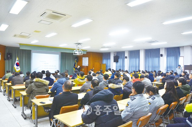 홍성경찰서(서장 구재성)는 지난 16일 경찰서 3층 대회의실에서 1366 충남센터 이미경 강사를 초청해 전 직원이 참석한 가운데 직장 내 성희롱 예방 교육을 실시했다.