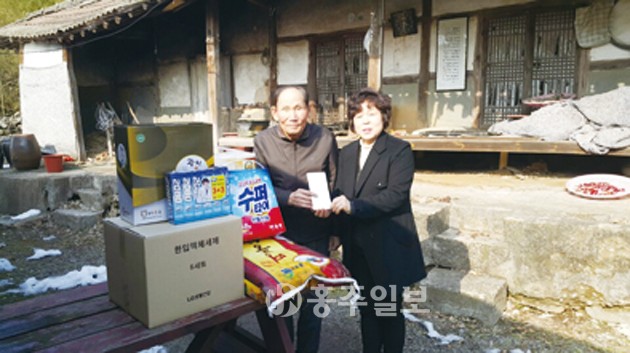 충남서부보훈지청(지청장 정현종)은 지난 5일 설 명절을 맞아 홍성우체국과 함께 ‘사회지도층 특별한 보훈 공감’ 행사를 통해 관내 재가복지대상자를 위로·격려했다.