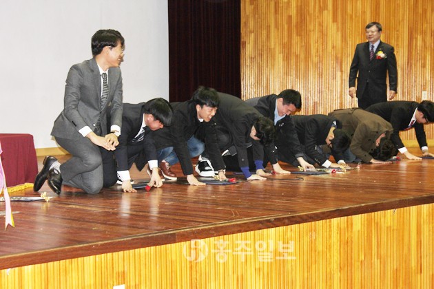 홍성읍 교정에서 열린 마지막 홍성고등학교 졸업식에서 각 반 대표로 졸업장을 수여받은 졸업생들이 선생님과 부모님들을 향해 큰 절을 올리고 있다.