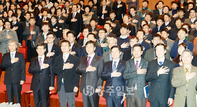 안희정 충남지사가  2일 도청 문예회관에서 열린 ‘3월 행복한 직원 만남의 날’ 행사에서 “올해 도내에서 열리는 전국체전과 장애인체전을 국민에게 힘을 주는 잔치로 치르자”며 철저한 준비를 당부했다. 안 지사는 “예전 손기정 옹이 식민지 백성의 비애를 달래줬던 것처럼 체육활동은 우리 모두에게 큰 활력을 준다”며 “의기소침해 있는 국민을 대접한다는 생각으로 올해 전국체전 준비에 만전을 기해 달라”고 당부했다.