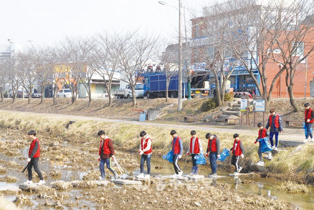 청로회 학생자원봉사단은 지난 28일 홍성천 하천부지를 찾아 봄맞이 대청소를 실시했다. 봉사단은 매월 청소 및 독거노인 지원, 행사 보조 등 다양한 활동을 실시하고 있다.