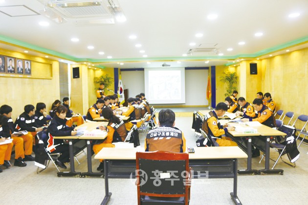 홍성소방서(서장 김근제)는 지난달 29일 재난 특성에 맞는 현장대응력을 제고하기 위해 오서산 대형 산불화재 발생에 따른 긴급구조통제단 기능숙달훈련을 실시했다.