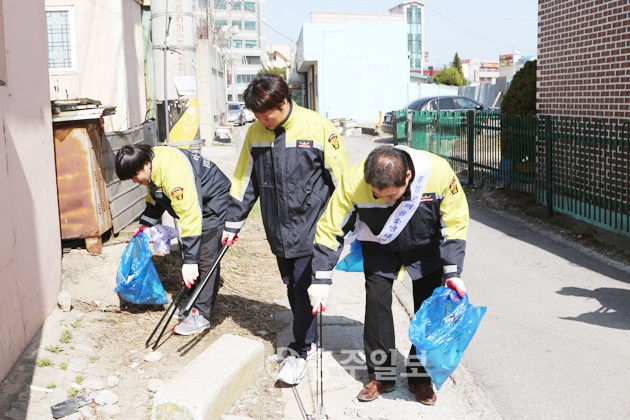 홍성읍남여의용소방대(대장 김경수)는 지난 9일 홍성읍사무소, 홍성군새마을회, 대한적십자사 홍성지구협의회 회원 150여 명과 함께 홍성읍내 환경정화를 실시했다.