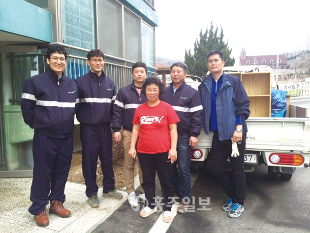 아세아시멘트홍성공장 임직원들은 지난 4일부터 지역 내 열악한 환경에서 생활하고 있는 지적장애인의 주거환경개선 봉사활동에 나섰으며, 연간 3회 이상 도움을 줄 계획이다.