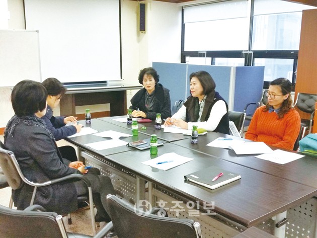 홍성군자원봉사센터는 지난 5일 ‘청소년 자원봉사 전문강사단’ 월례회를 진행하고 2016년도 운영방안과 학교별 강사 배정 등을 논의했다.