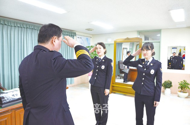 홍성경찰서(총경 구재성)는 지난 3일 오전 10시 서장실에서 아동학대 전담경찰관 인력 충원에 따른 인사발령 신고식을 개최했다.