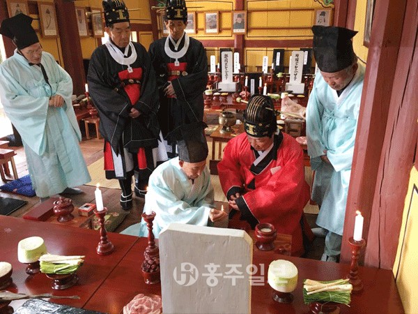 결성향교 춘계 석전대제가 지난 16일 결성면 읍내리 향교 대성전에서 거행됐다. 결성향교는 충청남도 기념물 제134호로 지정된 사적지로 전학후묘의 배치에 따라 앞쪽에 명륜당이 있고 뒤쪽에 대성전이 위치해 있다.