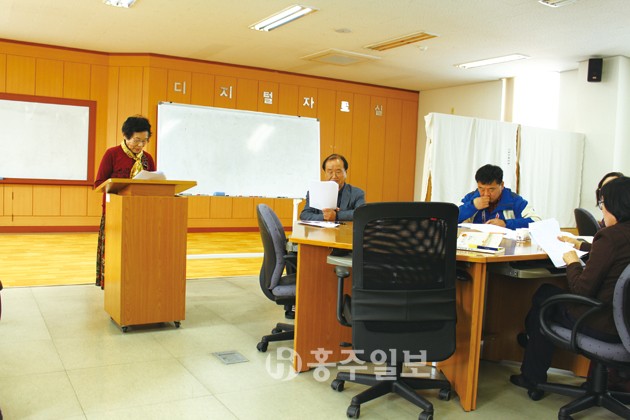 홍성도서관 문예아카데미 최고령의 83세 정복동 회원이 지난 2일 본인의 인생을 담은 자작시 ‘꿈을 안고 헤맨다’를 낭송해 회원들의 큰 호응을 얻었다.