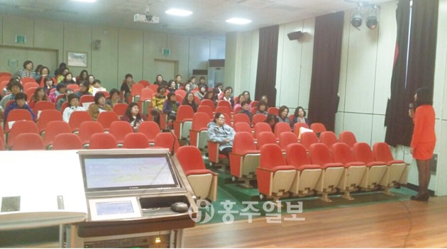 홍성군 어린이급식관리지원센터는 지난달 26일 관내 어린이집, 유치원 및 지역아동센터 원장, 교사, 조리사, 학부모를 대상으로 집합교육을 실시했다.