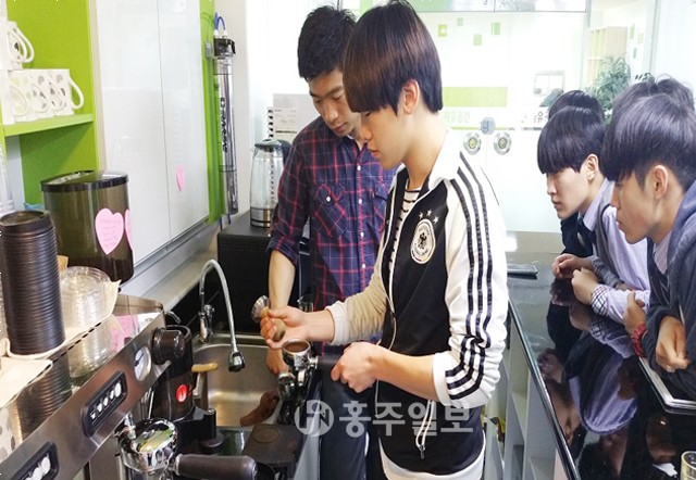 학교밖청소년지원센터에서 학생들이 바리스타 체험을 하고 있다.