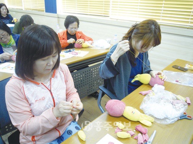 홍성교육지원청(교육장 고옥심)은 지난 18일 교육지원청 중회의실에서 자원봉사자 30명을 대상으로 2016년도 유치원 3세대 하모니 자원봉사자 연수를 실시했다.