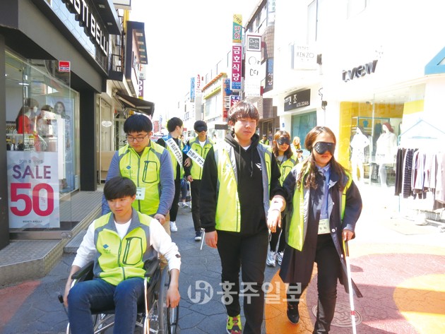 청운대학교(총장 이상렬)는 ‘제36회 장애인의 날’을 맞아 사회복지학과 재학생 20여명이 참여한 가운데 장애인에 대한 인식 개선을 위한 장애인식 체험 행사를 개최했다.