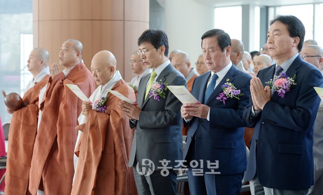 충남도청 불자회(회장 조한영 문화정책과장)는 25일 도청 본관 1층 로비에서 부처님의 자비·광명이 온 누리에 가득하기를 기원하는 마음을 담아 ‘불기 2560년 부처님 오신 날 봉축연등 점등 법회’를 봉행했다. 안 지사는 부처님 오신 날을 온 도민과 함께 봉축한다며 “부처의 가르침에 따라 우리 사회의 갈등과 반목을 극복하고, 원칙과 상식을 지키며 규칙과 결과에 승복하는 신뢰와 공정한 사회를 함께 만들어 나가자”고 말했다.