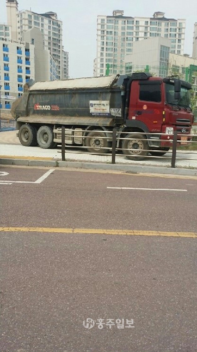 내포신도시 상록아파트 공사현장의 덤프 트럭이 인도 위를 내달리고 있다. 이곳은 인근에 내포초등학교와 중학교가 위치한 곳으로 공사현장의 덤프 트럭이 흙을 한가득 적재한 뒤 보란 듯이 인도 위를 지나 횡단보도에 진입 후 학교 교문에서 후진해 사라졌다. 이로 인해 내포초 학부모들은 방과 후 귀가하는 아이들의 안전이 위협받고 있다며 불안해 하고 있다.