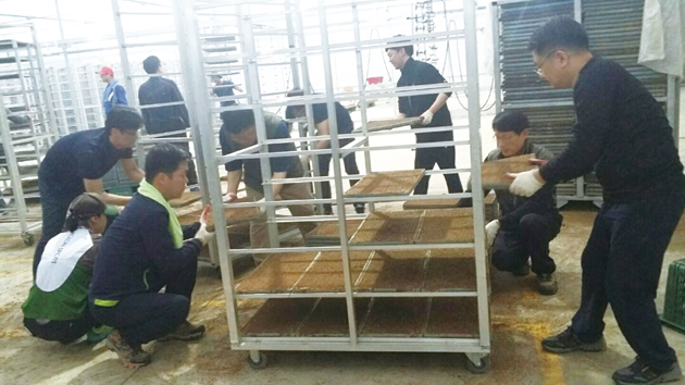 NH농협 홍성군지부(지부장 이범구) 및 농신보 홍성보증센터 직원 30여 명은 지난 3일 본격적인 영농철을 맞아 일손이 부족한 서부농협 벼 육묘장을 찾아 농촌일손돕기 행사를 가졌다.