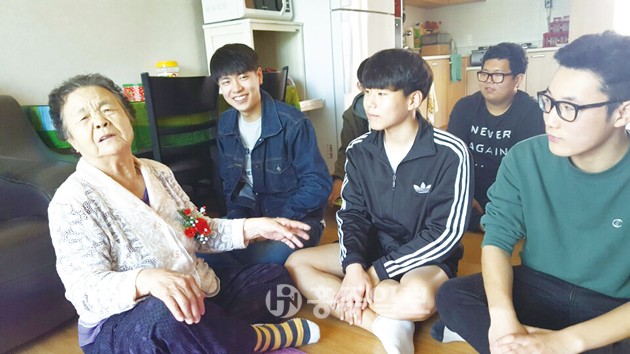 홍주고등학교(교장 정덕현)는 지난 8일 어버이날을 맞아 충남서부보훈지청(지청장 정현종)과 함께 보훈가족을 방문해 카네이션을 달아드리고 노래를 부르는 등 위문활동을 펼쳤다.