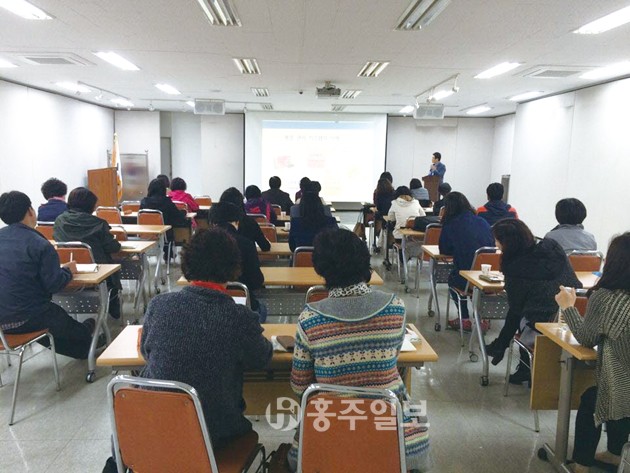 홍성도서관(관장 정성택)은 오는 12일 오후 7시부터 9시까지 매주 목요일 4회에 걸쳐 천안스피치학원 백두현 원장을 초청, 직장인을 위한 ‘발표력 향상 스피치’를 운영한다.