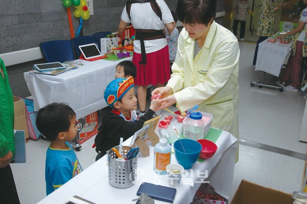 홍성의료원(원장 김진호)은 증축된 모자보건센터에서 간호사들이 삐에로 복장을 하고 내원한 아동들에게 각종 체험과 사진촬영 등을 진행하는 어린이날 행사를 개최했다.