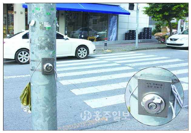 법원 앞 사거리 한 횡단보도에 시각 장애인용 음향 신호기가 설치돼 있다. 버튼을 눌렀지만 아무런 작동도 하지 않는다. 신호기 버튼 주변에는 그동안 나붙었던 광고물들의 잔해인 테이프들만 어지럽게 붙어 있다. 장애인을 위한 시설의 설치도 중요하지만 관리가 더욱 중요함을 여실히 보여주고 있다.