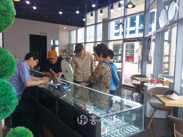 드림안경원 내포신도시점에서 후원하는 재가장애인을 위한 돋보기안경 지원 사업이 지난 23일부터 다음달 1일까지 총 6일간 진행된다.